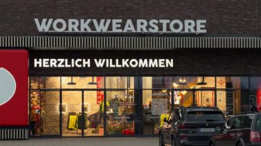 14 Mart 2026. Bergkirchen, Almanya. Engelbert Strauss Giysi Mağazası. Modern bir giyim mağazasının ön cephesinde büyük bir kırmızı devekuşu logosu. İş kıyafetleri ve güvenlik ekipmanları için profesyonel perakende mağazası önü