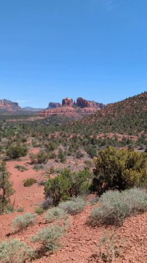 Bu dikey zaman çizelgesi Sedona, Arizona 'nın ikonik Katedral Kayası ve uçsuz bucaksız kızıl çöl manzarasını gösteriyor. Gölgeler, açık mavi gökyüzünün altında hareket eder..