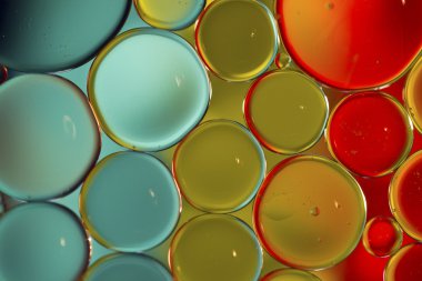 Renkli arka plan ile petrol baloncuklar.