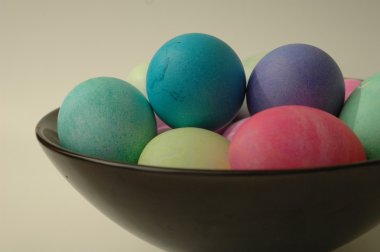 Farklı renklerin çeşitli Paskalya yumurtaları.