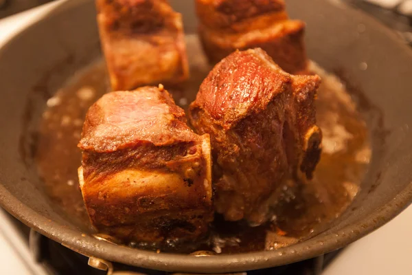 Estofado costillas cortas preparación y cocción  . — Foto de Stock