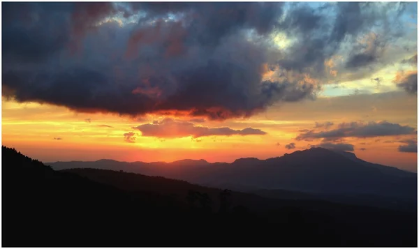 Schöner Sonnenuntergang in den Bergen . — Stockfoto