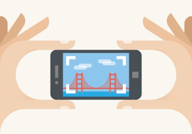 Golden Gate Köprüsü fotoğrafı çeken turist cep telefonu kamerası, San Francisco, California. Konseptler: fotoğraf paylaşım hizmetleri (Instagram), turizm, tatil, seyahat, ünlü yerler, tatil, blog yazma