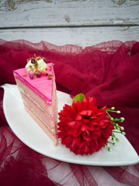 Süt şurubu kekinden bir dilim ya da bant keki. Seçici odak noktaları. Bulanık arkaplan