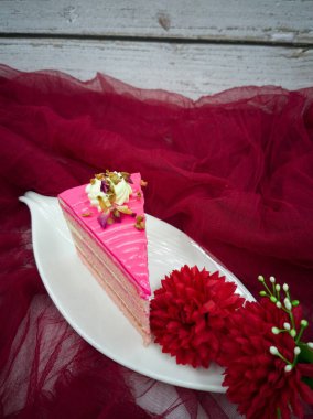 Süt şurubu kekinden bir dilim ya da bant keki. Seçici odak noktaları. Bulanık arkaplan