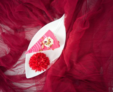 Süt şurubu kekinden bir dilim ya da bant keki. Seçici odak noktaları. Bulanık arkaplan