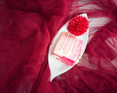 Süt şurubu kekinden bir dilim ya da bant keki. Seçici odak noktaları. Bulanık arkaplan