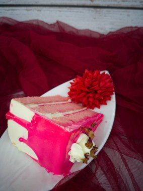 Süt şurubu kekinden bir dilim ya da bant keki. Seçici odak noktaları. Bulanık arkaplan