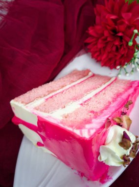 Süt şurubu kekinden bir dilim ya da bant keki. Seçici odak noktaları. Bulanık arkaplan