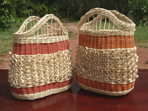 Tutacakları Olan Yapımı Renkli Bir Rattan Sepeti Bulanık Arkaplan — Stok fotoğraf