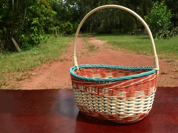 Uma Cesta Vime Colorida Artesanal Moderna Com Alças Fundo Desfocado — Fotografia de Stock