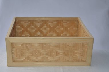 Doğal renklerde bambudan yapılmış geleneksel bir el yapımı kutu.