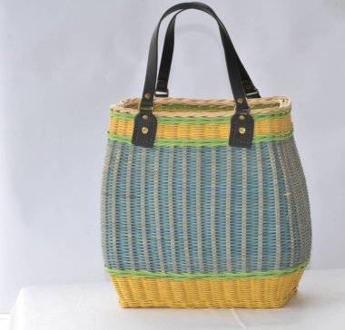 Modern tasarımlı, saplı el yapımı rattan çanta.