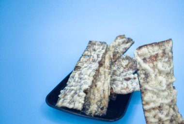 Kızarmış muz dilimi ya da yerel olarak sidik salatası olarak bilinir. Seçici odak noktaları. Bulanık arkaplan