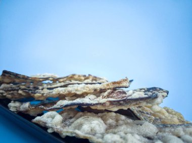 Kızarmış muz dilimi ya da yerel olarak sidik salatası olarak bilinir. Seçici odak noktaları. Bulanık arkaplan