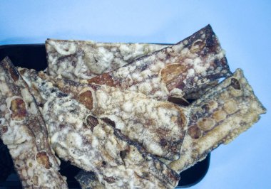 Kızarmış muz dilimi ya da yerel olarak sidik salatası olarak bilinir. Seçici odak noktaları. Bulanık arkaplan