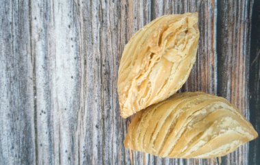 Spiral körili puf ya da yerel olarak Karipap puding olarak bilinir. Malezya 'da popüler bir tatlı. Seçici odak noktaları ve bulanık arkaplan