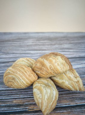 Spiral körili puf ya da yerel olarak Karipap puding olarak bilinir. Malezya 'da popüler bir tatlı. Seçici odak noktaları ve bulanık arkaplan