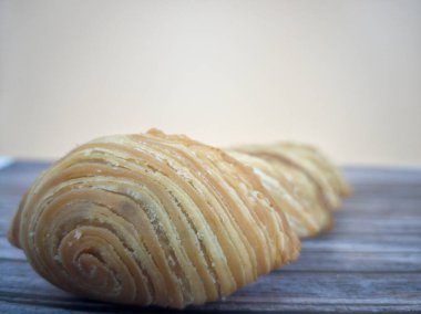 Spiral körili puf ya da yerel olarak Karipap puding olarak bilinir. Malezya 'da popüler bir tatlı. Seçici odak noktaları ve bulanık arkaplan