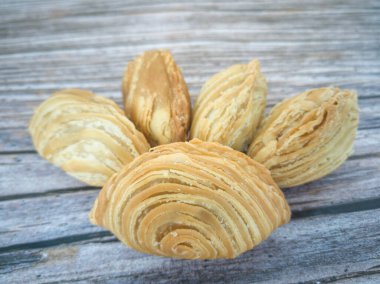 Spiral körili puf ya da yerel olarak Karipap puding olarak bilinir. Malezya 'da popüler bir tatlı. Seçici odak noktaları ve bulanık arkaplan