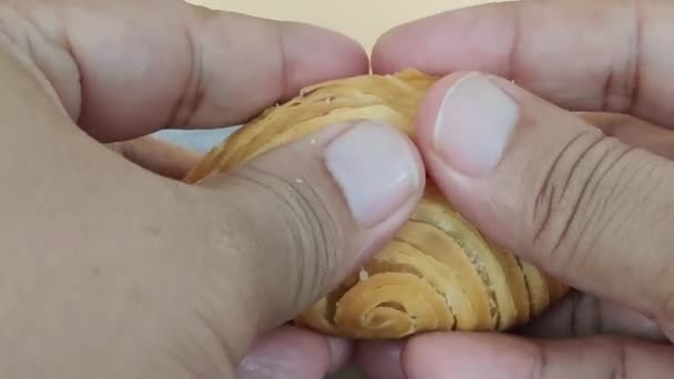 Memisahkan Kari Spiral Puff Atau Karipap Pusing Menjadi Dua Bagian — Stok Video