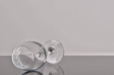 Bardağın sapına odaklanmış boş şarap kadehi. Seçici odak noktaları. Bulanık arkaplan