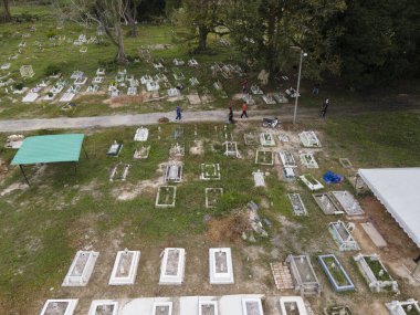Malezya 'daki Müslüman mezarlığının havadan görünüşü. Genelde mezarlar sistematik olarak düzenlenmez ama Janazah 'ın kafası her zaman kiazah ile yüzleşir. Seçici odak noktaları