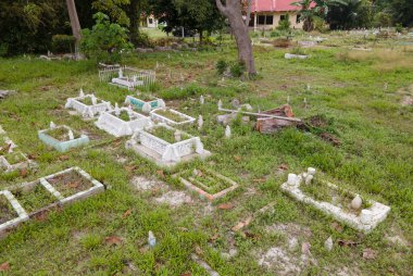 Malezya 'daki Müslüman mezarlığı manzarası. Genelde mezarlar sistematik olarak düzenlenmez ama Janazah 'ın kafası her zaman kiazah ile yüzleşir. Seçici odak noktaları