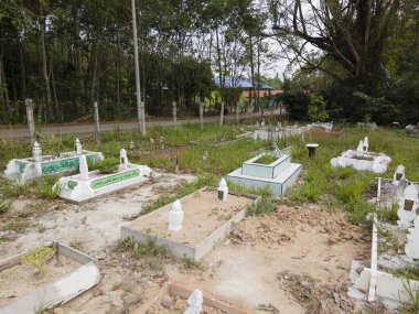 Malezya 'daki Müslüman mezarlığı manzarası. Genelde mezarlar sistematik olarak düzenlenmez ama Janazah 'ın kafası her zaman kiazah ile yüzleşir. Seçici odak noktaları
