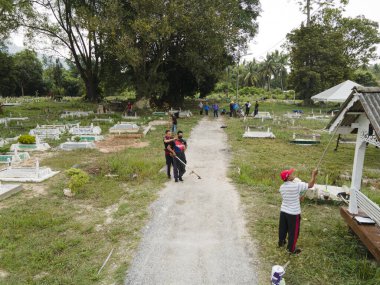 Negeri Sembilan, Malezya - 4 Nisan 2021: Toplumsal iş ya da mezarlıkta yapılmış gotong-royong. Bu etkinlik genelde Müslümanlar tarafından topluluk olarak yapılır. Bulanık arkaplan