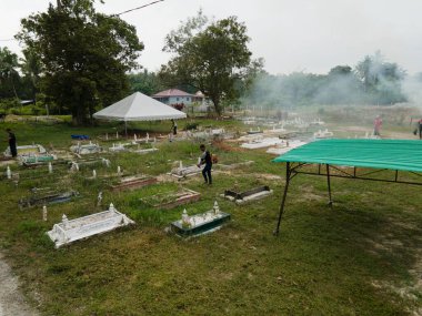 Negeri Sembilan, Malezya - 4 Nisan 2021: Toplumsal iş ya da mezarlıkta yapılmış gotong-royong. Bu etkinlik genelde Müslümanlar tarafından topluluk olarak yapılır. Bulanık arkaplan