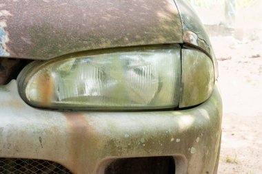 Eski bir araba farının yakın çekimi. Seçici odak noktaları. Bulanık arkaplan