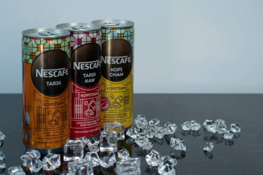 Kuala Lumpur, Malezya: 4 Haziran 2021 - Nescafe markasının yeni varyantları. Seçici odak noktaları. Bulanık arkaplan