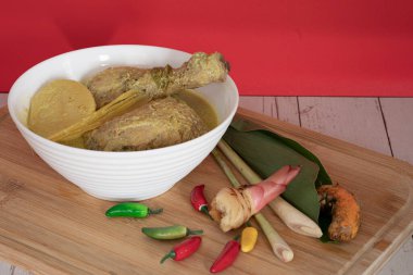 Beyaz kâsede Masak Lemak Cili Api 'de tavuk. Bu Malezya 'da popüler bir yerel yemektir. Seçici odak noktaları. Bulanık arkaplan