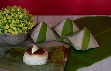 Nasi Lemak 'ın bir parçası, hindistan cevizi sütüyle pilav, Malezya' da popüler bir yerel yemek. Seçici odak noktaları. Bulanık arkaplan