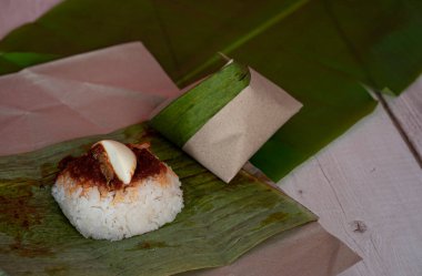 Nasi Lemak 'ın bir parçası, hindistan cevizi sütüyle pilav, Malezya' da popüler bir yerel yemek. Seçici odak noktaları. Bulanık arkaplan