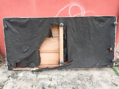 Hurda olarak atılmış hasarlı yatak. Seçici odak noktaları. Bulanık arkaplan