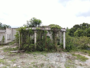 İnşaat sırasında terk edilmiş bir evin havadan görüntüsü. Seçici odak noktaları. Bulanık arkaplan