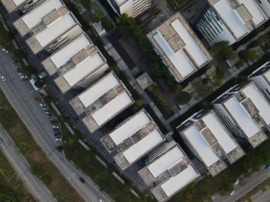 Cyberjaya, Malezya: 16 Şubat 2021 - Sabah saatlerinde ofis binalarının genel manzarası.