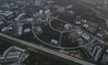 Cyberjaya, Malezya: 16 Şubat 2021 - Sabah saatlerinde ofis binalarının genel manzarası.