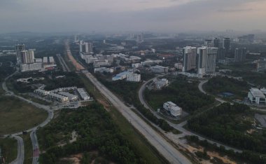 Cyberjaya, Malezya: 16 Şubat 2021 - Sabah saatlerinde ofis binalarının genel manzarası.