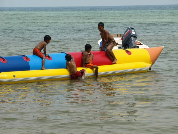 Port Dickson Malezya Temmuz 2009 Çocuklar Sahildeki Muz Teknesiyle Eğleniyor — Stok fotoğraf