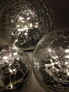 Beyaz peri ışıkları için güneş enerjisiyle çalışan kristal küreler. Kütle etkisi olan seçici odak noktaları.