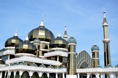 Geçmişi bulanık, güzel Kristal Camii 'nin dışı.
