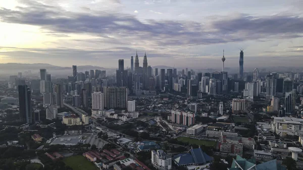马来西亚吉隆坡的空中风景 晨阳下 薄雾稍纵即逝 由于光线不足 图像中可能含有颗粒 — 图库照片