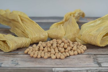 Tofu derisi, ya da yerel olarak bilinen adıyla Foochuk, açık ve sığ bir tavada soya sütü kaynatıp kurutulduktan sonra et yerine kullanılan soya fasulyesi filminden yapılan bir gıda ürünüdür.