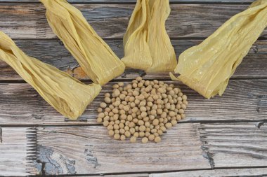 Tofu derisi, ya da yerel olarak bilinen adıyla Foochuk, açık ve sığ bir tavada soya sütü kaynatıp kurutulduktan sonra et yerine kullanılan soya fasulyesi filminden yapılan bir gıda ürünüdür.