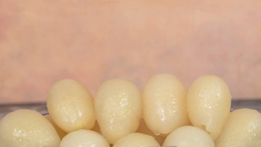 Soyulmuş Rambutanlara yakın çekim. Meyveyi korumak için bahşiş, soymak ve buzdolabında tutmak içindir. Seçici odak noktaları