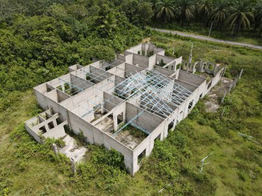 İnşaat sırasında terk edilmiş bir evin havadan görüntüsü. Seçici odak noktaları. Bulanık arkaplan