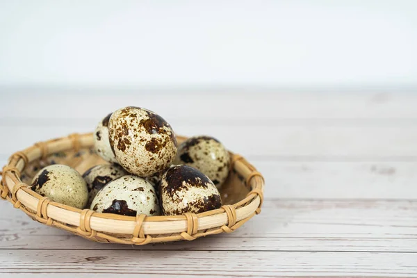 Few Quail Eggs Rattan Basket Selective Focus Points — Stock Photo, Image